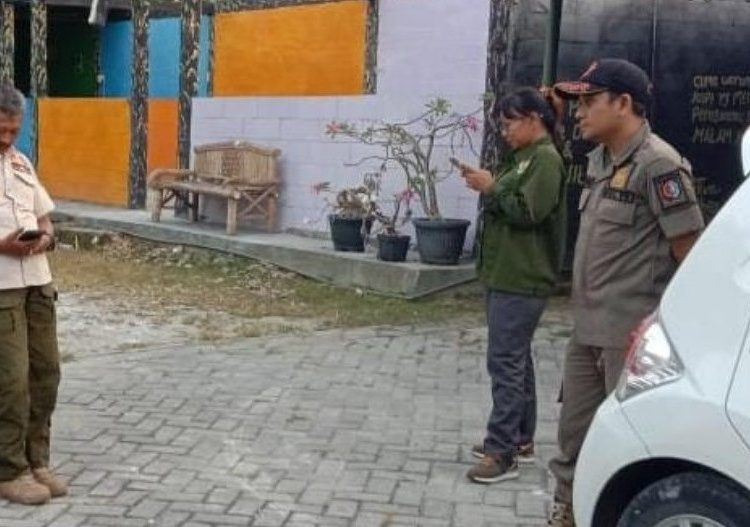 Tim dari Satuan Polisi Pamong Praja Pemkab Bojonegoro saat melakukan penertiban tempat karaoke di wilayah Kecamatan Sumberrejo.