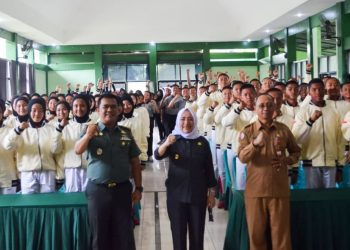 Dandim 0813 Bojonegoro Letkol Arm Arif Yudo Purwanto bersama Bupati Bojonegoro Anna Mu'awanah dalam pembukaan Pembinaan Kapasitas Kepemudaan yang diselenggarakan oleh Dinas Kepemudaan dan Olahraga Kabupaten Bojonegoro.