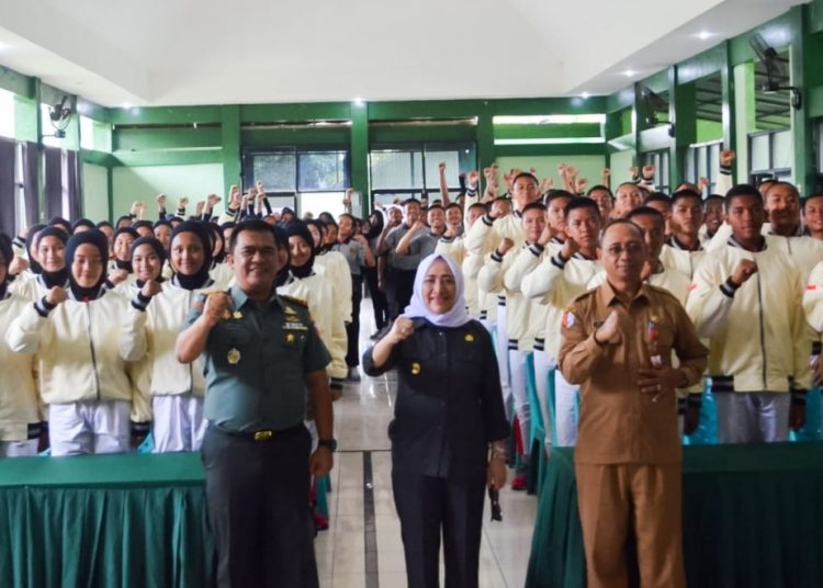 Dandim 0813 Bojonegoro Letkol Arm Arif Yudo Purwanto bersama Bupati Bojonegoro Anna Mu'awanah dalam pembukaan Pembinaan Kapasitas Kepemudaan yang diselenggarakan oleh Dinas Kepemudaan dan Olahraga Kabupaten Bojonegoro.