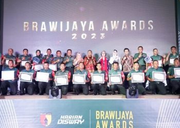 Penyerahan penghargaan Babinsa Inspiratif Brawijaya Awards 2023' di aula Balai Prajurit Kodam V Brawijaya, Surabaya.