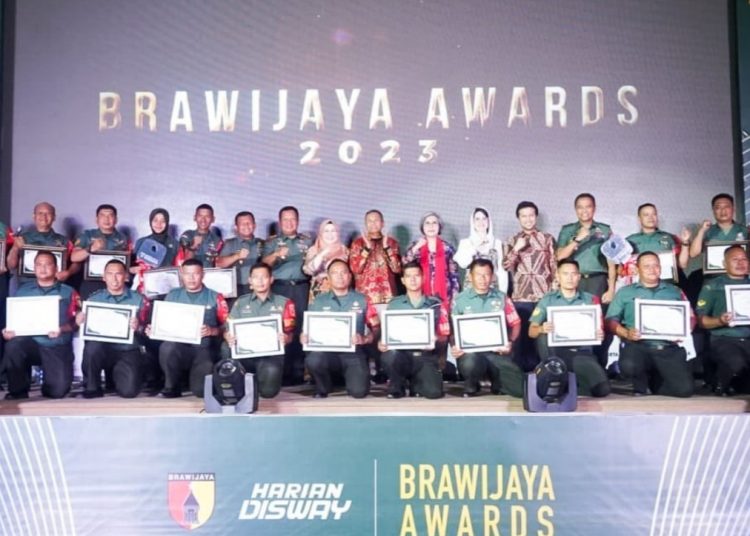 Penyerahan penghargaan Babinsa Inspiratif Brawijaya Awards 2023' di aula Balai Prajurit Kodam V Brawijaya, Surabaya.