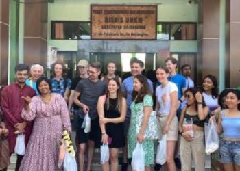 Para delegasi dari empat negara di ajang Bojonegoro Thengul International Folklore Festival 2023 saat mengunjungi gedung Pamer Produk Unggulan Koperasi dan UMKM Bojonegoro.