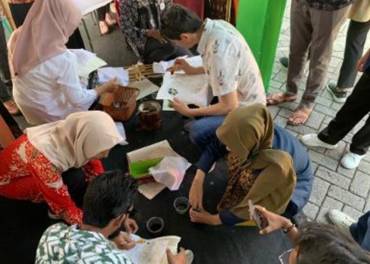 Delegasi Bojonegoro Thengul International Folklore Festival mengikuti
demo preses produksi produk khas Bojonegoro.