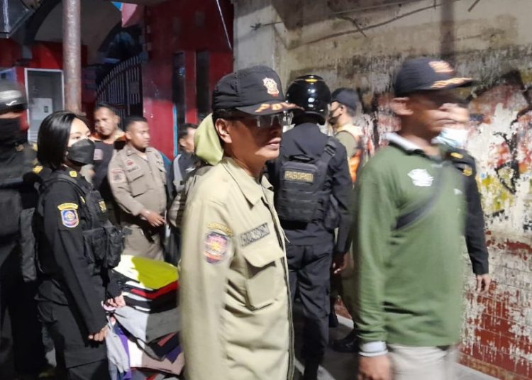 Penertiban pedagang pakaian bekas di Jalan Ngaglik, Surabaya.
