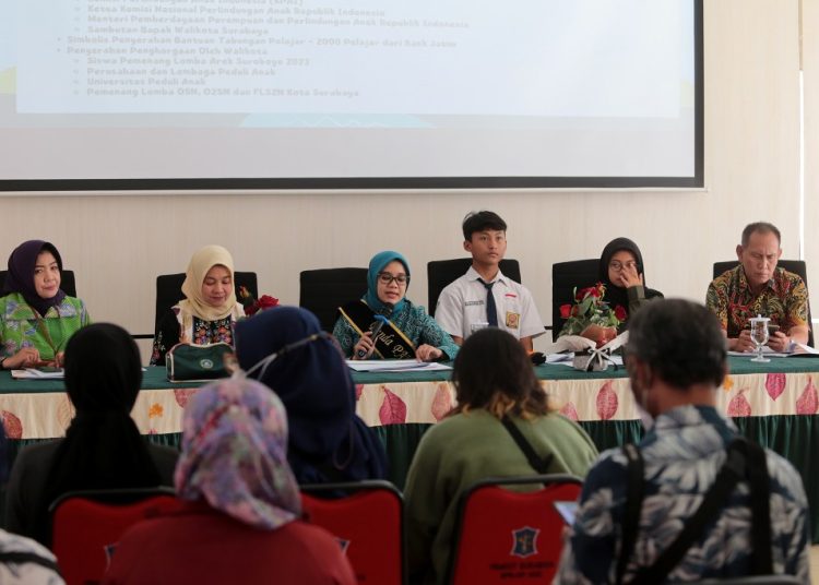 Bunda PAUD Surabaya Rini Indriyani dalam konferensi pers di Graha Bunda PAUD, Jalan Pawiyatan Surabaya,.