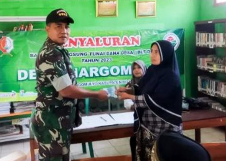 Penyaluran Bantuan Langsung Tunai Dana Desa Tahap II tahun 2023 di gedung Perpustakaan Desa (Perpusdes) Margomulyo, Kecamatan Margomulyo, Bojonegoro.