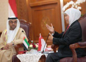 Gubernur Jawa Timur Khofifah Indar Parawansa bersama Duta Besar Uni Emirat Arab untuk Indonesia dan ASEAN, Abdulla Salem Aldhaheri.