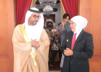 Duta Besar  Uni Emirat Arab untuk Indonesia dan ASEAN, Abdulla Salem Aldhaheri bersama Gubernur Jawa Timur Khofifah Indar Parawansa.