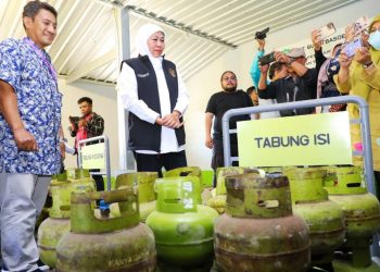 Gubernur Jatim Khofifah Indar Parawansa saat mendatangi pangkalan dan agen elpiji di Surabaya.