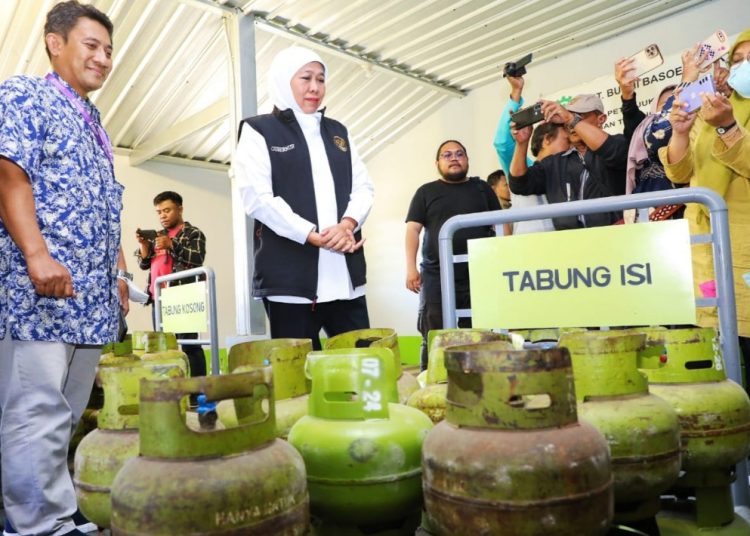 Gubernur Jatim Khofifah Indar Parawansa saat mendatangi pangkalan dan agen elpiji di Surabaya.