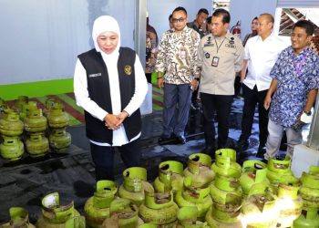 Gubernur Jawa Timur Khofifah Indar Parawansa saat mendatangi salah satu agen dan pangkalan elpiji di Surabaya.