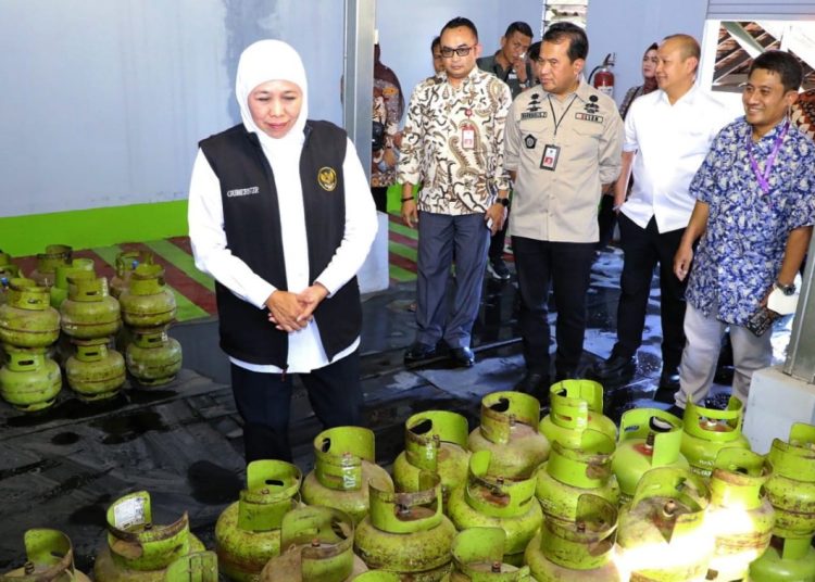 Gubernur Jawa Timur Khofifah Indar Parawansa saat mendatangi salah satu agen dan pangkalan elpiji di Surabaya.