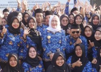 Para Pegawai Pemerintah dengan Perjanjian Kerja jabatan fungsional guru dan teknis berfoto bersama dengan Bupati Bojonegoro Anna Mu'awanah usai penyerahan SK PPPK.