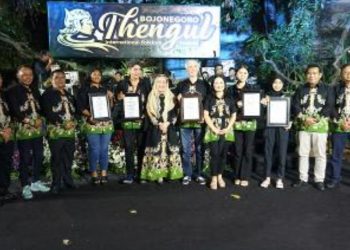 Foto bersama dalam closing ceremony Bojonegoro Thengul International Folklore Festival di Rumah Inspirasi Jalan Dr Soetomo Bojonegoro.