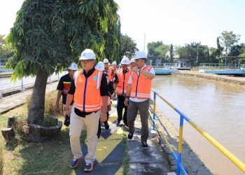 Wali Kota Surabaya Eri Cahyadi meninjau instalasi pengolahan air limbah cair terpadu, di PT Surabaya Industrial Estate Rungkut.