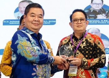 Sekretaris Daerah Provinsi Jatim Adhy Karyono (kanan) menerima penghargaan dari Asosiasi Diskominfo Provinsi Seluruh Indonesia (Askompsi) Digital Leadership Government Award (ADLGA) Tahun 2023  kategori collaboration and engagement.