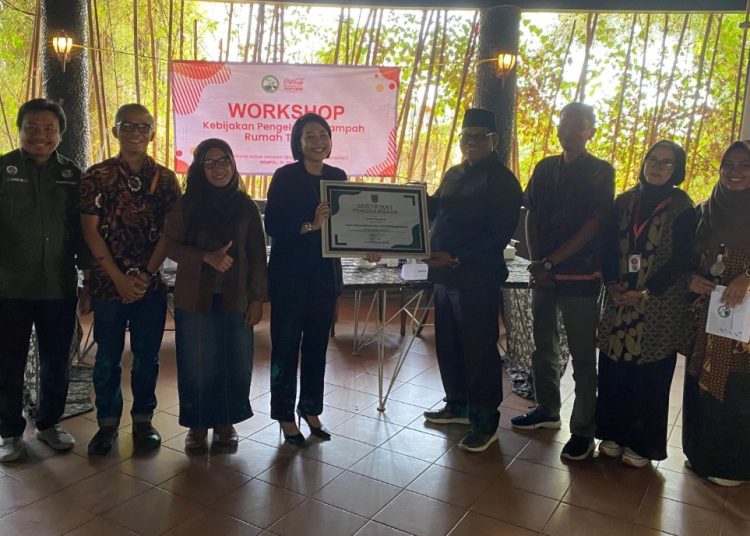 Penyerahan penghargaan kepada Coca-Cola Europacific Partners (CCEP) Indonesia di sela workshop 'kebijakan pengolahan sampah' yang diselenggarakan Forum Komunikasi Peduli Lingkungan di Gempol.