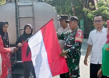 Pembagian bendera merah putih yang dilaksanakan di wilayah Kecamatan Kedewan, Bojonegoro.