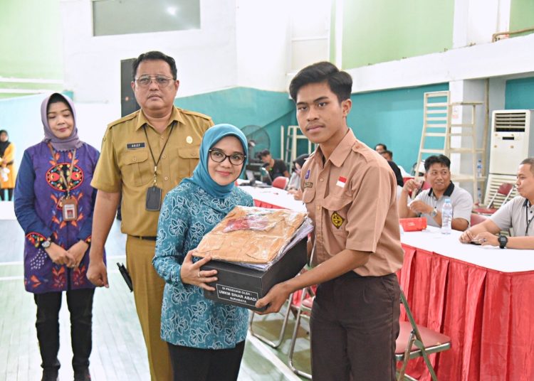 Salah satu pelajar penerima Beasiswa Pemuda Tangguh Kota Surabaya oleh TP PKK Rini Indriani.