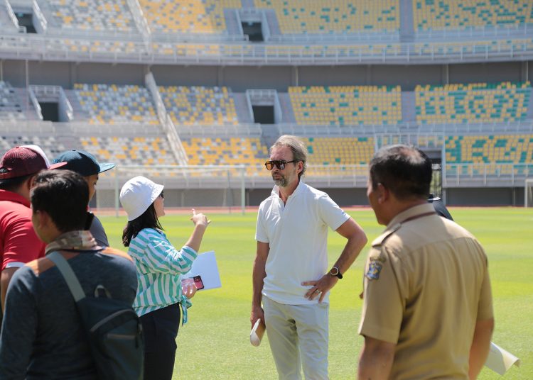 Federasi Sepak Bola Internasional (FIFA) melakukan inspeksi di Stadion Gelora Bung Tomo didampingi Wakil Ketua Umum PSSI Ratu Tisha bersama jajaran Pemerintah Kota (Pemkot) Surabaya.