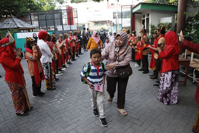 Hari pertama Masa Pengenalan Lingkungan Sekolah (MPLS) di tingkat sekolah dasar di salah satu SDN di Surabaya.