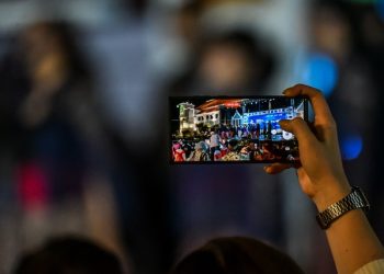 Opening night Surabaya Cross Culture International Folk Art Festival (SCCIFAF) tahun 2023 di halaman Balai Kota Surabaya.