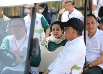 Wali Kota Surabaya Eri Cahyadi bersama Megawati Soekarnoputri pada acara peresmian Kebun Raya Mangrove Gunung Anyar, Surabaya.