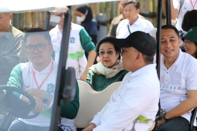 Wali Kota Surabaya Eri Cahyadi bersama Megawati Soekarnoputri pada acara peresmian Kebun Raya Mangrove Gunung Anyar, Surabaya.