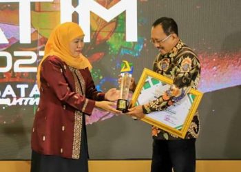 Wakil Wali Kota Surabaya Armuji menerima piagam SATA Award 2023 dari Gubernur Jatim Khofifah Indar Parawansa.