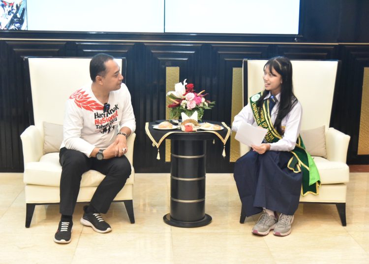 Wali Kota Surabaya Eri Cahyadi diwawancarai oleh anak dari Tunas Hijau bernama Queen Anneysa Kabeer Lukito.