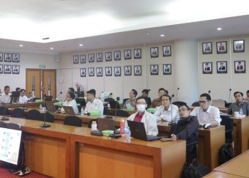 Para peserta sosialisasi yang terdiri dari perwakilan 10 perguruan tinggi di Surabaya saat materi sosialisasi CSIRT di ITS.