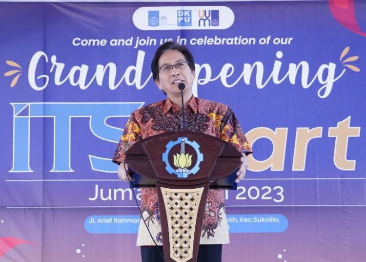 Rektor Institut Teknologi Sepuluh Nopember saat grand opening toko swalayan ITS Mart.
