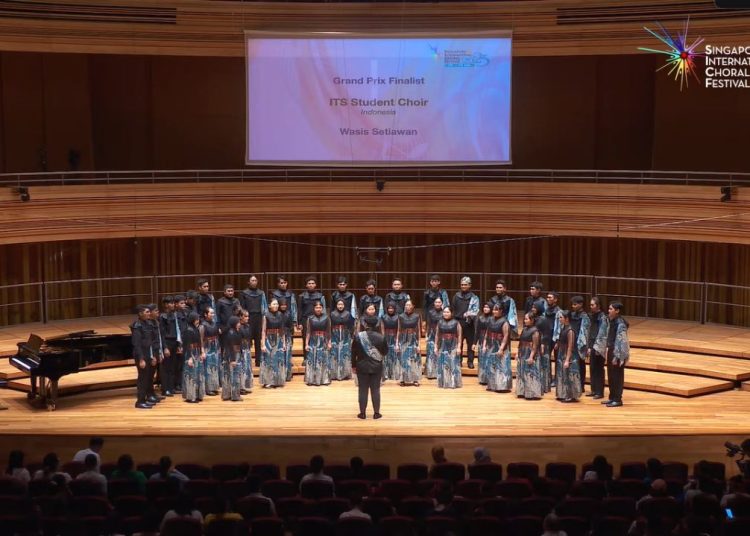 Pertunjukan Tim Paduan Suara Mahasiswa (PSM) ITS Surabaya pada ajang Singapore International Choral Festival (SICF) 2023 di Victoria Concert Hall, Singapura.