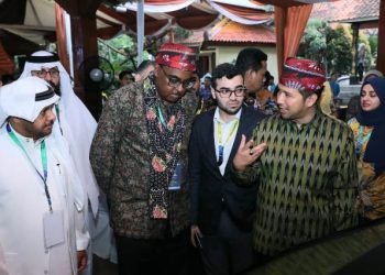 Wakil Gubernur Jawa Timur Emil Elestianto Dardak bersamapara delegasi Organization Islamic Cooperation – Cultural Activity 2023 (OIC-CA) di Anjungan Jawa Timur, Taman Mini Indonesia Indah.