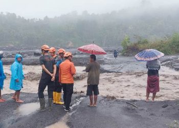 Banjir lahar dingin yang terjadi di Kecamatan Pronojiwo dan Kecamatan Candipuro, Lumajang.