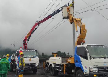 Upaya penanganan jaringan listrik yang terdampak bencana banjir lahar dingin yang terjadi di Kecamatan Pronojiwo dan Candipuro, Kabupaten Lumajang.