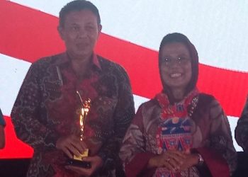 Asisten II Bidang Perekonomian dan Pembangunan Kota Surabaya Irvan Widyanto mewakili Wali Kota Surabaya Eri Cahyadi menerima penghargaan Pembina Koperasi Andalan.