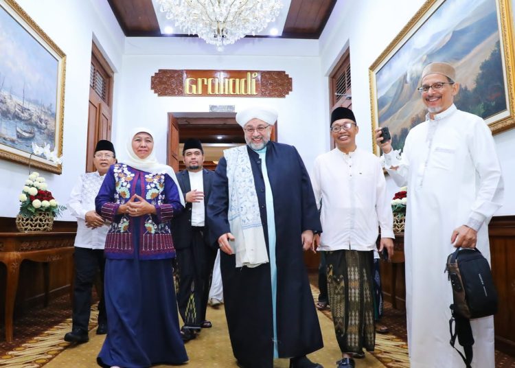 Ulama besar asal Baghdad, Irak Maulana Al-Sheikh Afeefuddin Bin Abdul Qadir Mansoor Al Jailani melakukan kunjungan ke Gedung Negara Grahadi Surabaya.