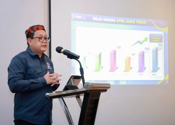 Sekda Provinsi Jawa Timur Adhy Karyono memberikan paparan pada Penilaian Askompsi Digital Leadership Government Awards 2023 di Jakarta.