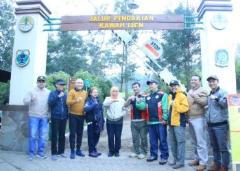 Gubernur Jawa Timur Khofifah Indar Parawansa bersama rombongan saat berada di kawasan wisata Kawah Ijen.