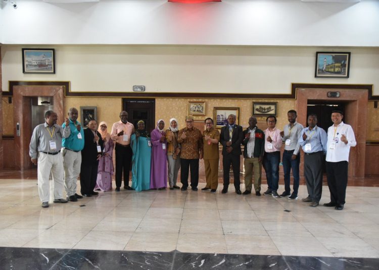 Tokoh muslim dari 6 Negara di bagian Asia dan Afrika mengunjungi Balai Kota Surabaya bersama jajaran BKKBN RI.