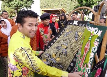 Wakil Gubernur Jawa Timur Emil Elestianto Dardak pada ajang Jambore Batik Jawa Timur di Rembangan Kabupaten Jember.