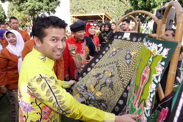 Wakil Gubernur Jawa Timur Emil Elestianto Dardak pada ajang Jambore Batik Jawa Timur di Rembangan Kabupaten Jember.