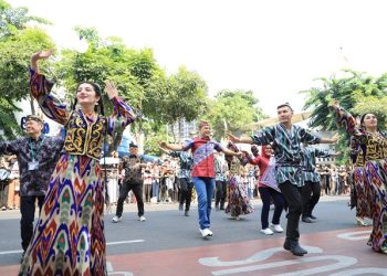 Wali Kota Surabaya Eri Cahyadi ikut parade deville pada Surabaya Cross Culture International Folk Art Festival (SCCIFAF) 2023.