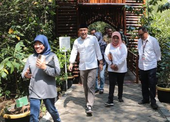 Wali Kota Surabaya Eri Cahyadi yang sedang melakukan peninjauan Mangrove di daerah pesisir Gunung Anyar.