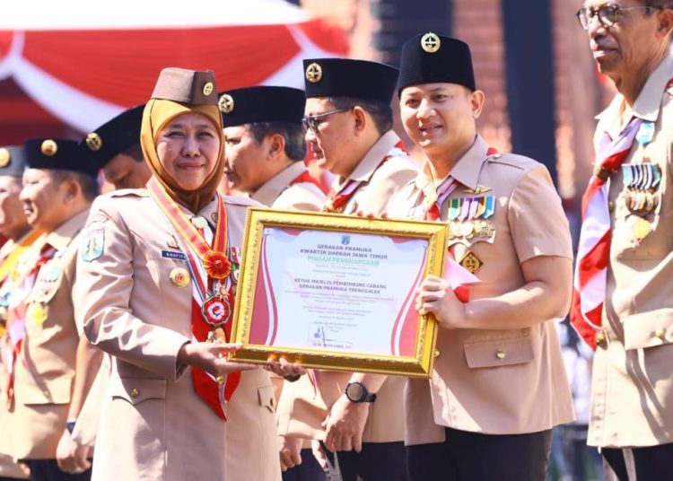 Pemberian piagam penghargaan oleh Gubernur Khofifah.