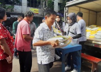 Salah satu operasi pasar komoditi beras yang dilakukan di pasar tradisional di Surabaya.