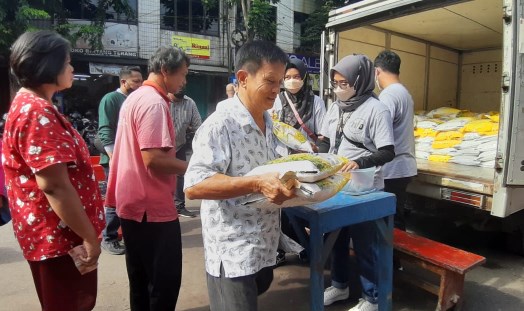 Salah satu operasi pasar komoditi beras yang dilakukan di pasar tradisional di Surabaya.