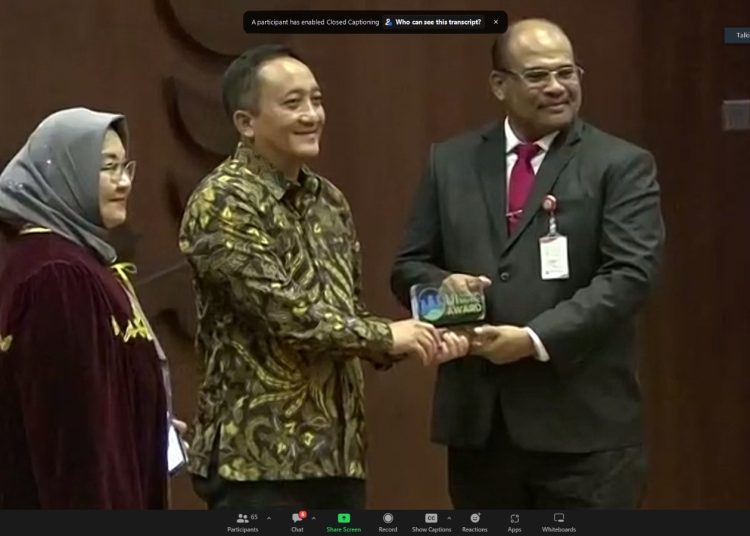 Penghargaan dalam ajang UI Green City Metric 2023 yang diberikan kepada Kepala Dinas Lingkungan Hidup (DLH) Kota Surabaya, Agus Hebi Djuniantoro mewakili Wali Kota Surabaya.