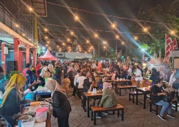 Suasana bazar Senja Surya di Pasar Kembang. Bazar ini buka sampai 31 Agustus 2023 setiap hari pukul 18.00.00-22.00 WIB.